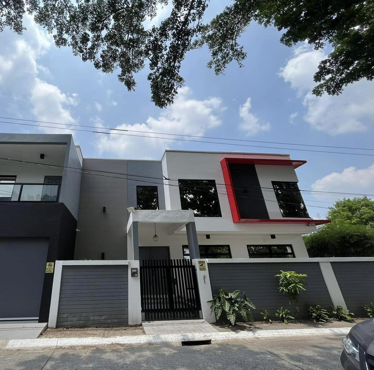 FOR SALE PRE OWNED WELL MAINTAINED HOUSE WITH POOL IN ANGELES CITY NEAR MARQUEE MALL Aslagan